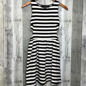 𝅺ellison black and white striped midi dress with cutouts at waistline. Size Med